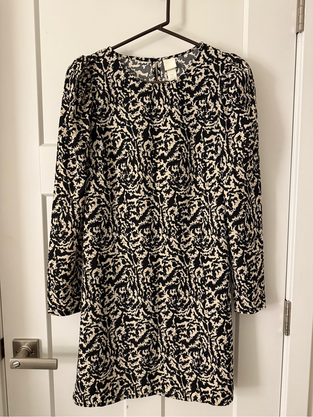 H&M Black and Cream Patterned Long-Sleeve Shift Dress
